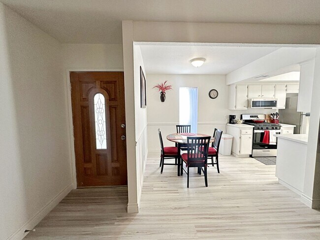 Building Photo - 1405 Vegas Valley Dr