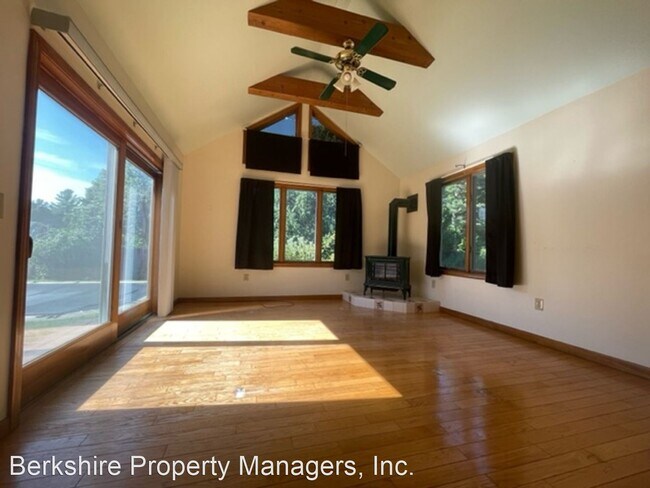 Building Photo - 3 br, 1.5 bath House - 9 Swan Road