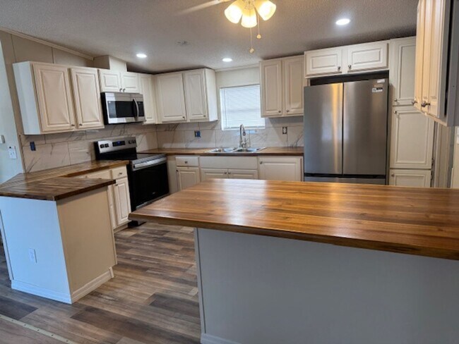 Building Photo - **3/2 Manufactured home near Boggy Creek Road/Taft**