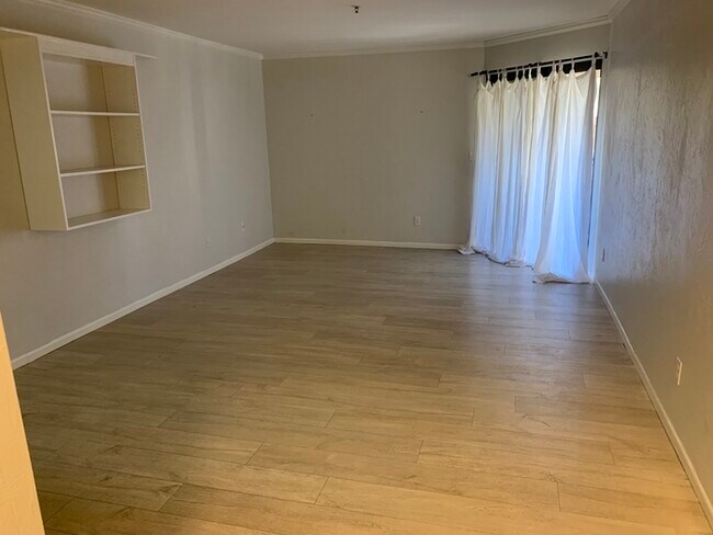 Foto del edificio - 3095 Lakeside Dr