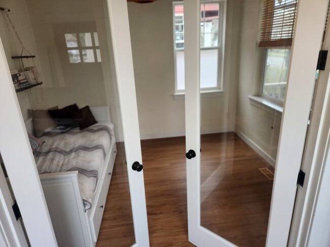 La oficina, a la derecha de la puerta principal. - 7727 N Kellogg St