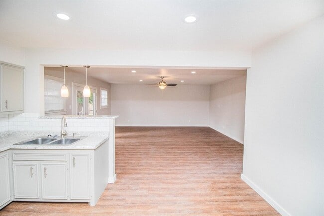 Foto del edificio - Large Recently Updated 3 Bed 2 Bath Home