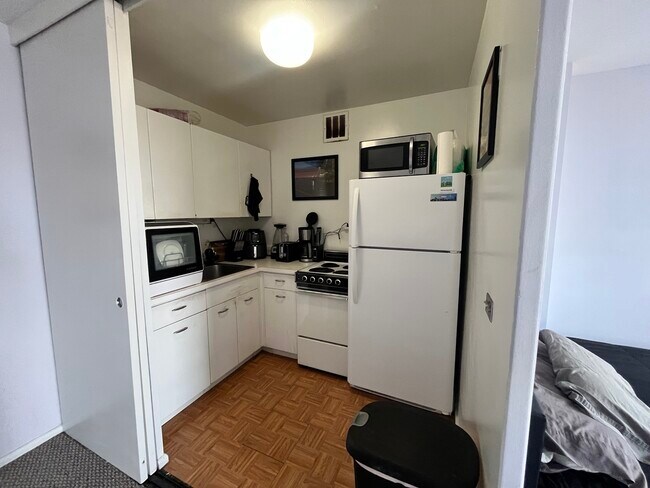 Foto del edificio - 2400 N Lakeview Ave