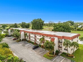 Building Photo - 9811 N Hollybrook Lake Dr
