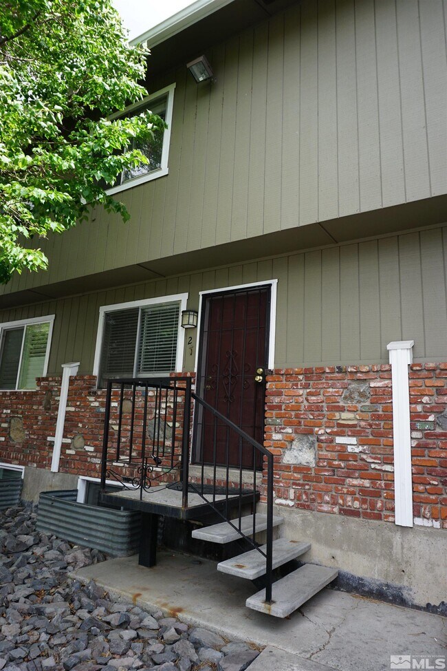 Building Photo - 1408 E 9th St