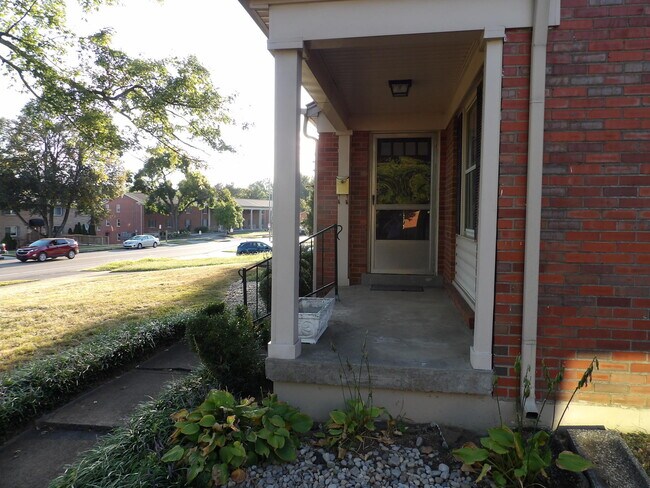 Building Photo - 835 Malabu Dr