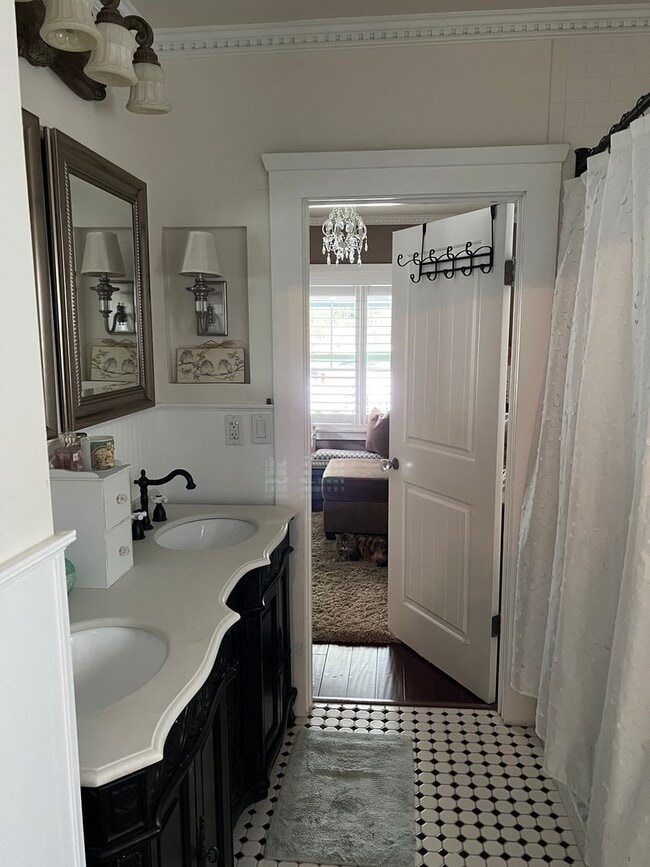 Building Photo - 1422 Court St