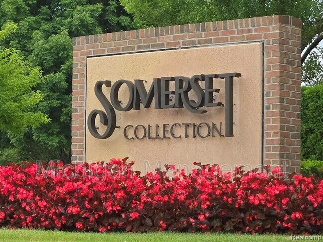 Building Photo - 2735 E Maple Rd