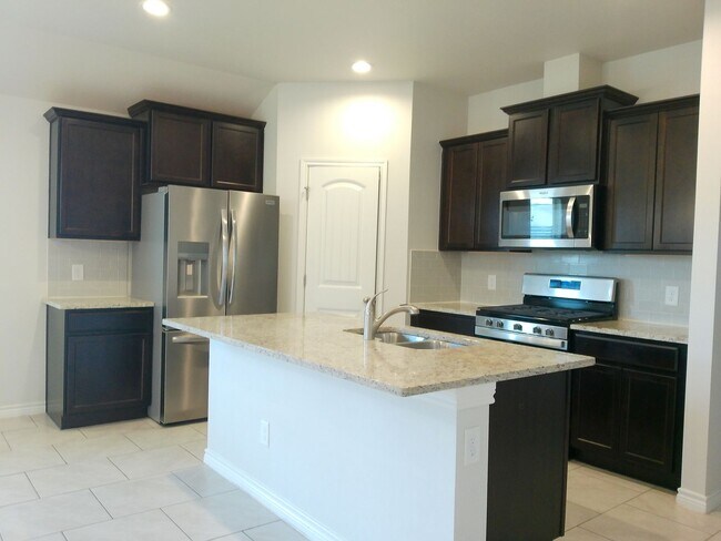 Foto del edificio - 7701 Lariat Toss Dr