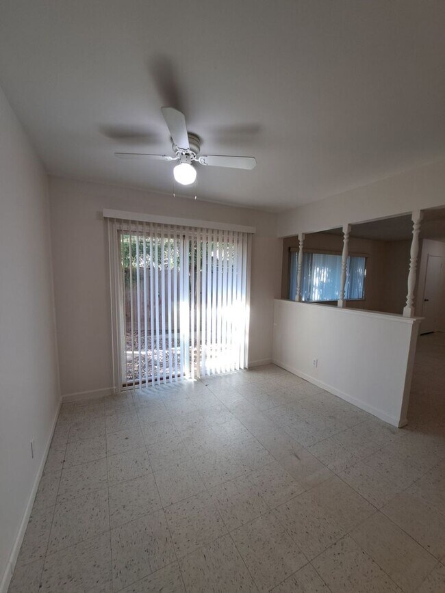 Foto del edificio - 4864 E University Ave