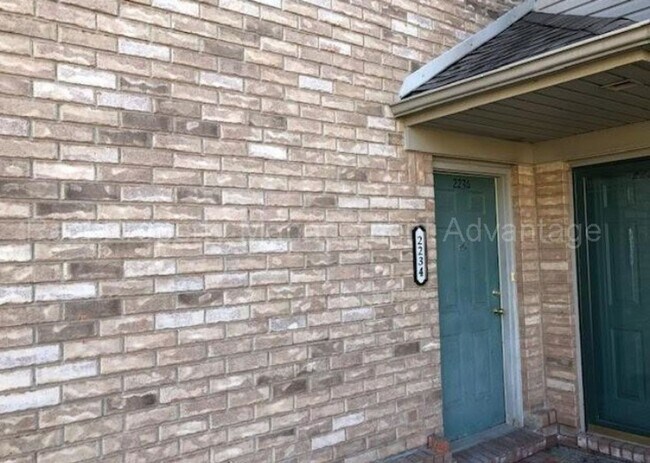Building Photo - Spacious 2 Bed Condo with Attached Garage
