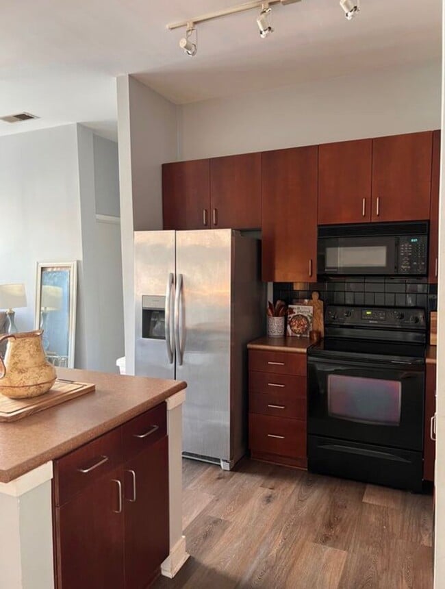 Building Photo - 2125 Southend Dr