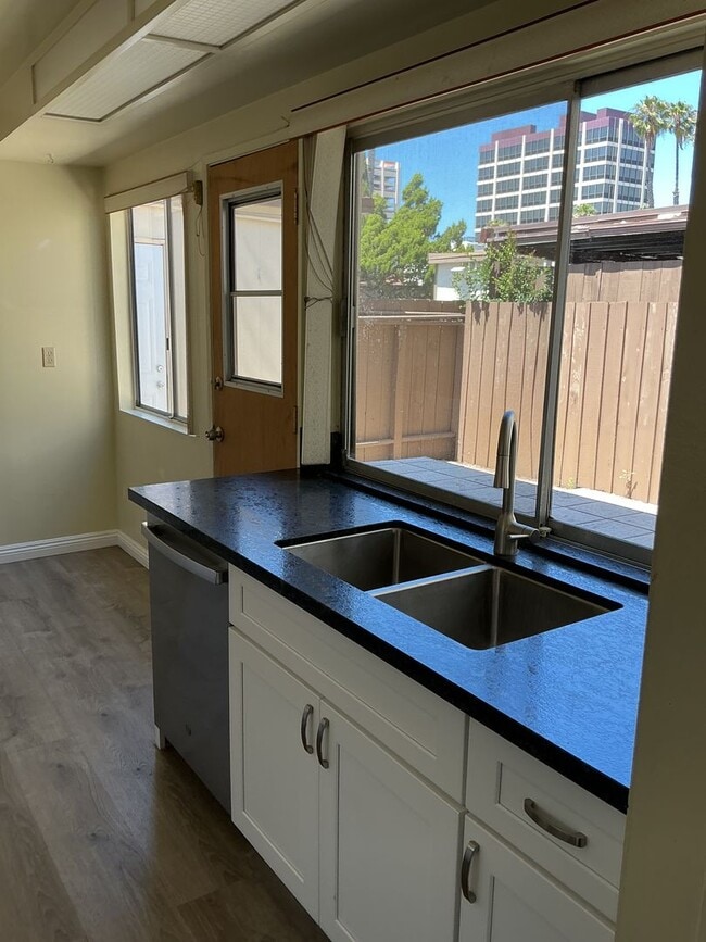 Building Photo - Townhome 3 bedroom 2 bath