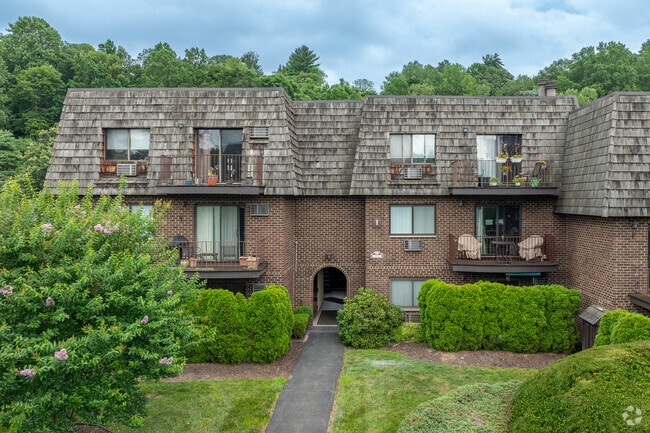 Building Photo - 1 Briarcliff Dr S