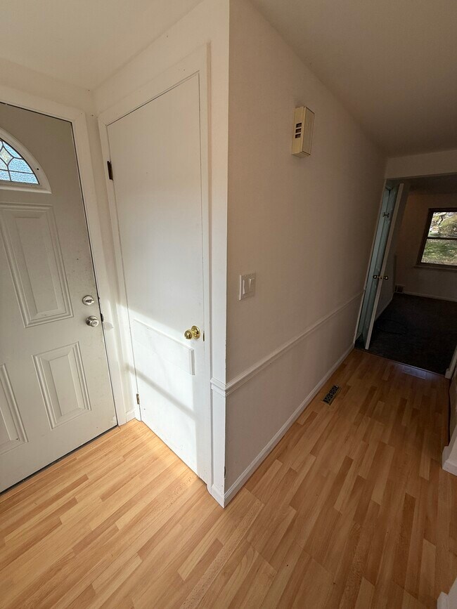 Building Photo - 111 Roberts Dr