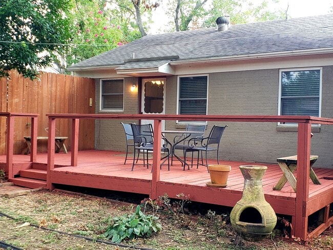 Building Photo - 585 Classen Dr