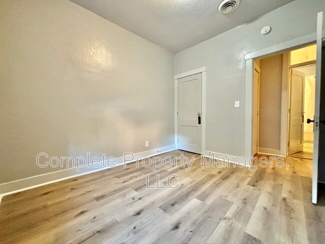 Foto del edificio - 325 E Washington St