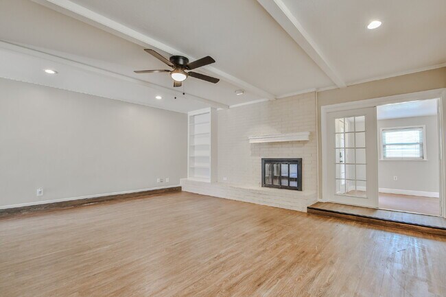 Building Photo - Spacious and Gorgeous 3/2 in Northwest Lub...