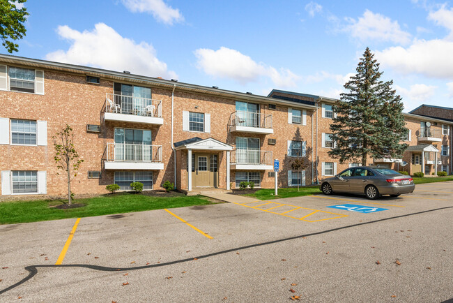 Building Photo - Oak Brook Gardens