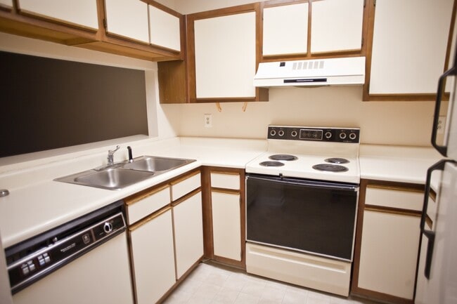 Building Photo - Live close to campus at Mill Creek. Pool a...