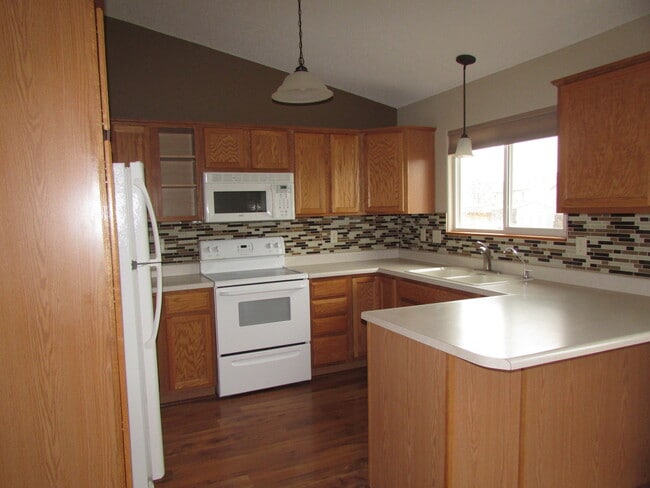 Building Photo - 4 BEDROOM | 3 BATH | FENCED YARD | DOUBLE CAR GARAGE | SUMMERSET