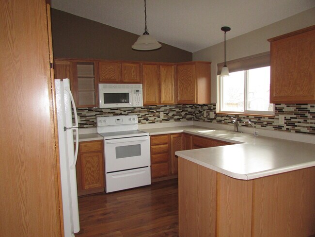 Foto del edificio - 4 BEDROOM | 3 BATH | FENCED YARD | DOUBLE CAR GARAGE | SUMMERSET