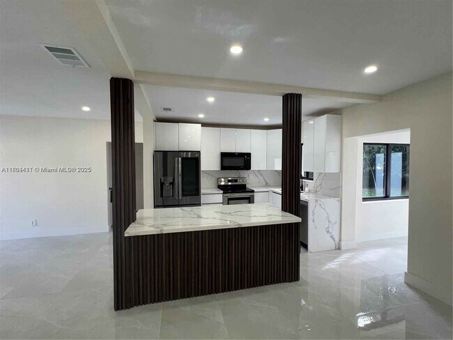 Foto del edificio - 12940 NW Miami Ct