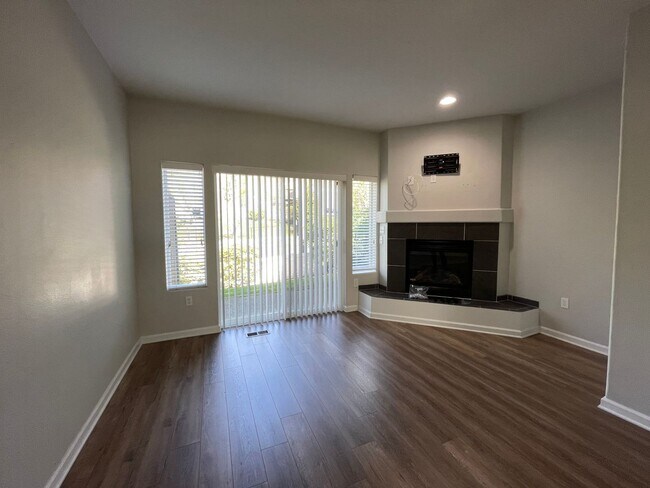 Building Photo - Stylish 2br/2.5ba Townhome with 2-car tand...