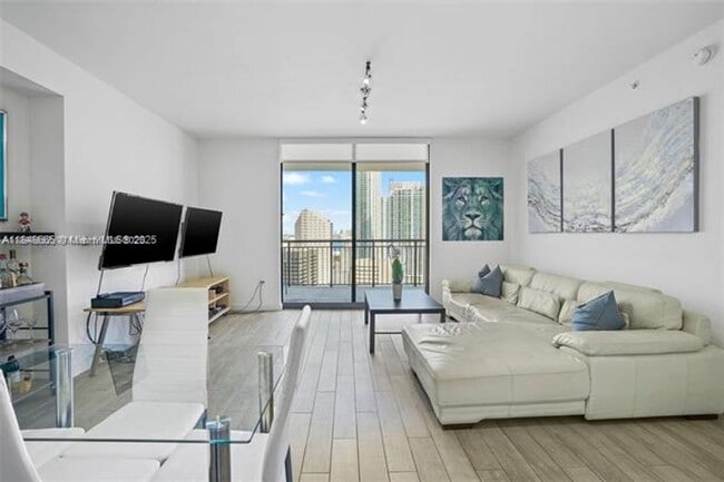 Foto del edificio - 999 SW 1st Ave