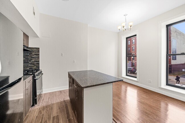 Foto del edificio - 560 Bramhall Ave