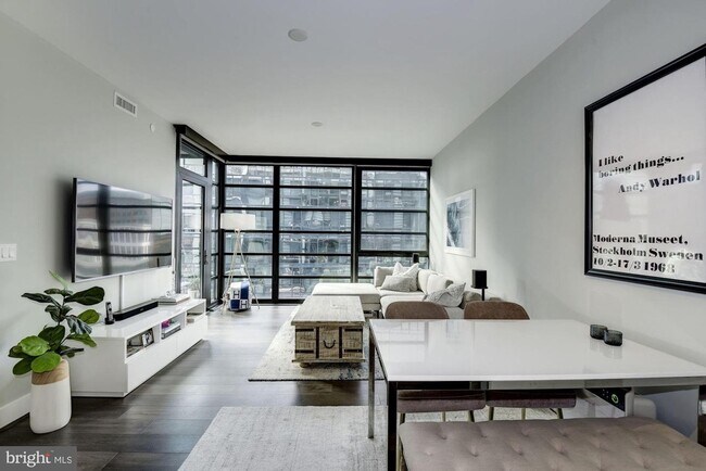 Building Photo - River-View 2BD Luxury Condo with Balcony and Parking!