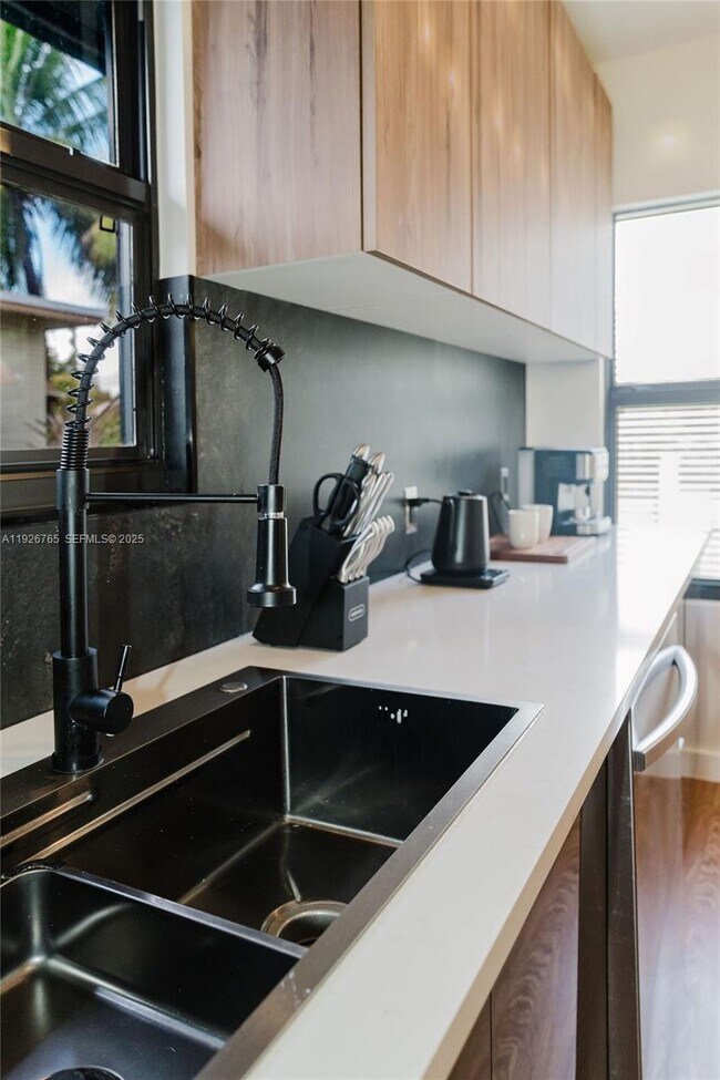 Foto del edificio - 1040 NW 120th St