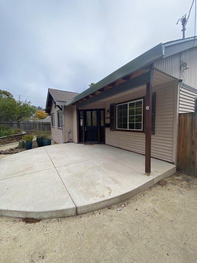 Building Photo - 303 Bell Ln