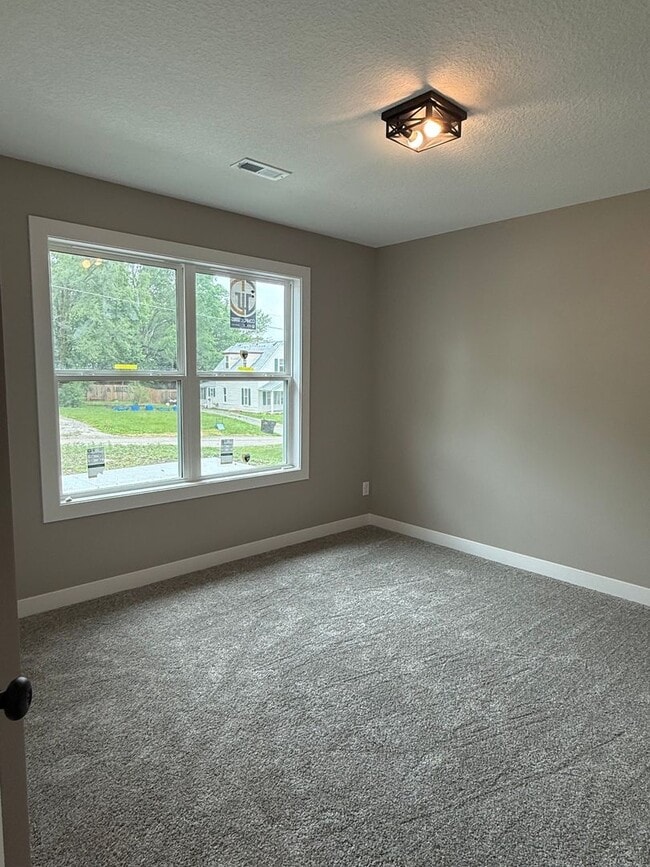 Building Photo - Benton duplex