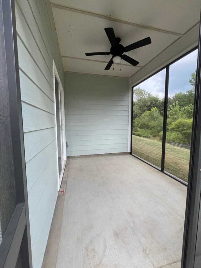 Foto del edificio - Move in Ready: 4 bedroom- 2 bath Beauty! Appliances Included