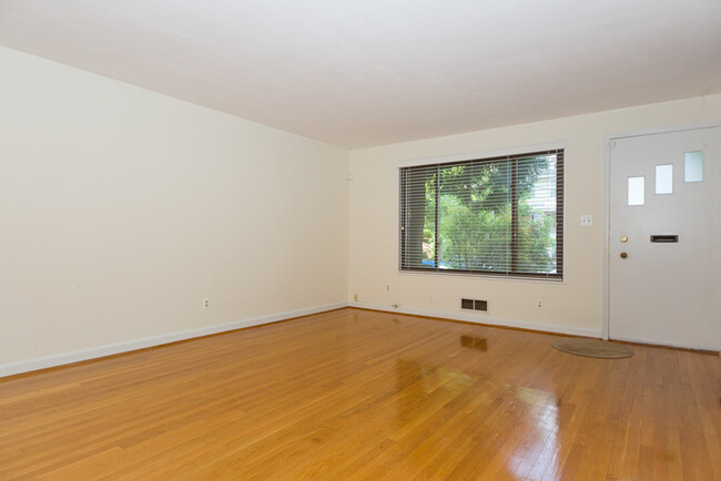 Foto del edificio - 3628 Jenifer St NW