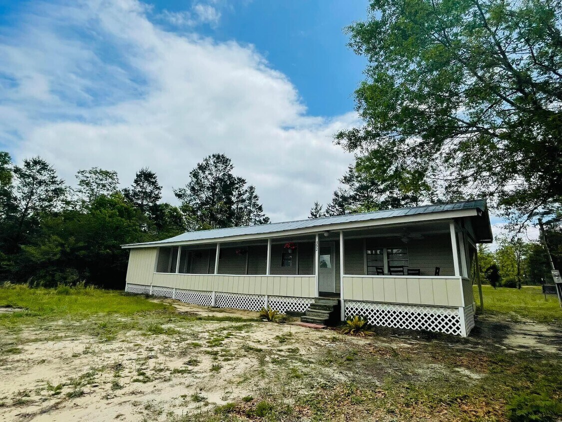 392 Tiger Lily Ln, DeFuniak Springs, FL 32433 House Rental in