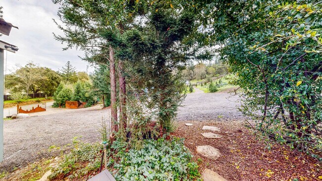 Foto del edificio - Gated 2 bedroom 1 bath at Pochini Family Farm!