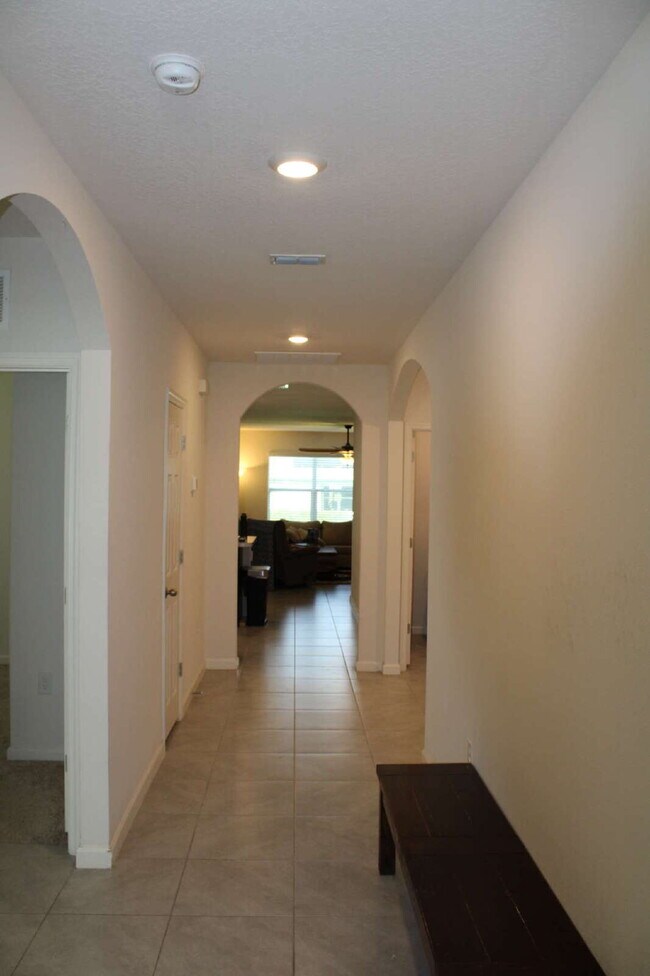 Foto del edificio - Modern 4-Bedroom Home with Large Backyard ...