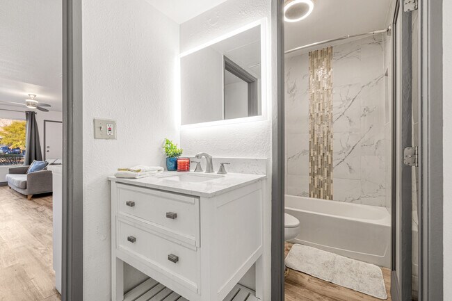 Foto del edificio - 9643 Spyglass Ave