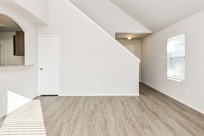 Foto del edificio - 4935 Sweet Chestnut Ln