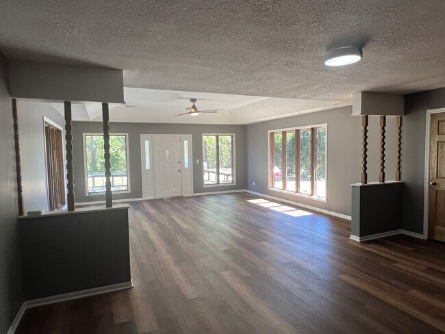 Building Photo - 15105 Jowler Creek Rd