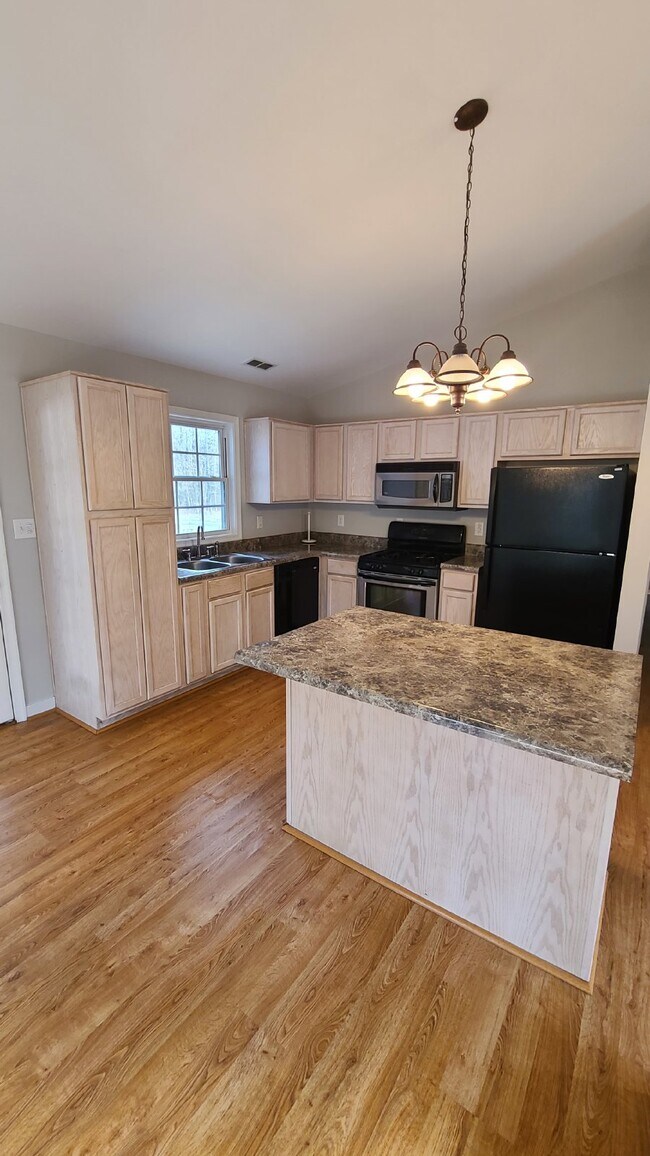 Foto del edificio - Charming 3 Bedroom Home with 2 Full Baths ...