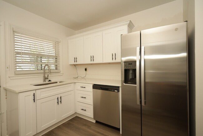 Foto del edificio - Beautiful, updated half duplex