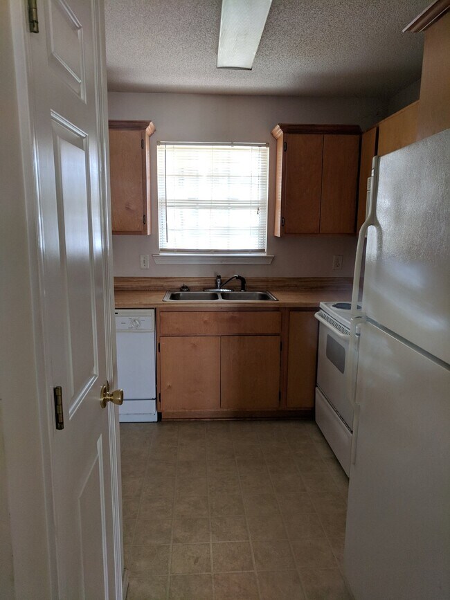 Building Photo - Apartment for Rent