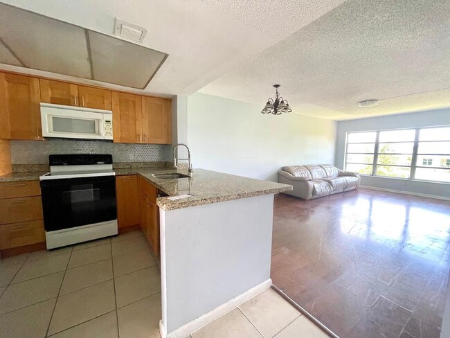 Building Photo - 1101 Crystal Lake Dr