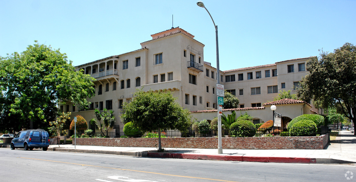 Building Photo - Villa Raymond-Old