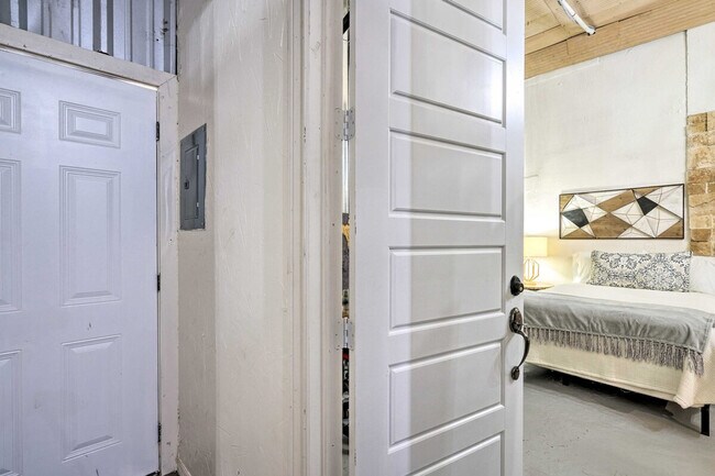 Foto del edificio - 3704 San Bernardo Ave