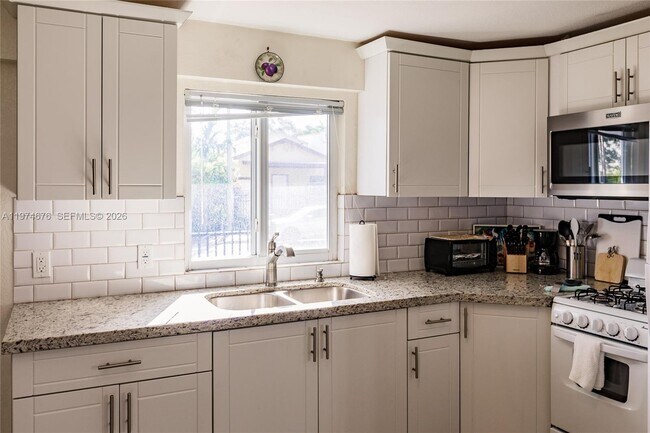 Foto del edificio - 518 SW 15th Ave