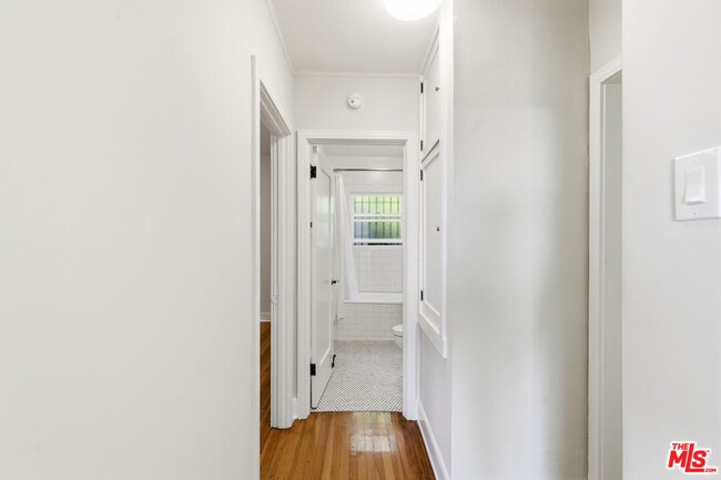 Foto del edificio - 7261 Waring Ave